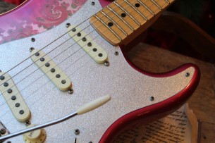 FENDER "Limited Custom Shop Master Desing Greg Fessler Stratocaster ´68 Journeyman Pink Paisley" HARDCASE