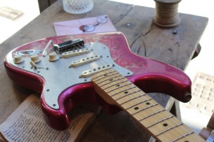 FENDER "Limited Custom Shop Master Desing Greg Fessler Stratocaster ´68 Journeyman Pink Paisley" HARDCASE