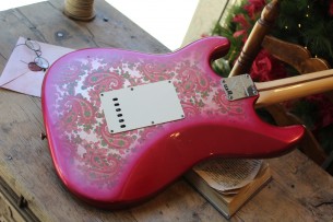 FENDER "Limited Custom Shop Master Desing Greg Fessler Stratocaster ´68 Journeyman Pink Paisley" HARDCASE
