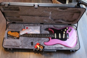 FENDER "American Ultra Stratocaster Bubble Gum Metallic w/Ebony Fingerboard & Anodized Black Pickguard "