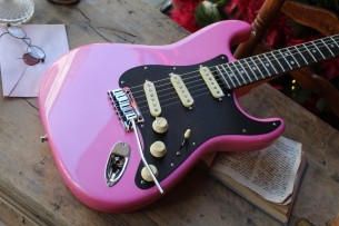 FENDER "American Ultra Stratocaster Bubble Gum Metallic w/Ebony Fingerboard & Anodized Black Pickguard "