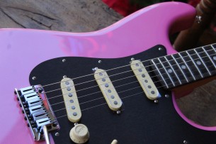 FENDER "American Ultra Stratocaster Bubble Gum Metallic w/Ebony Fingerboard & Anodized Black Pickguard "