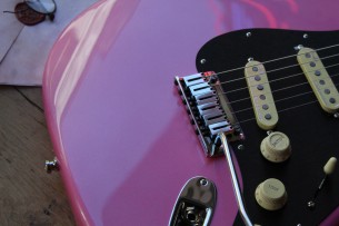FENDER "American Ultra Stratocaster Bubble Gum Metallic w/Ebony Fingerboard & Anodized Black Pickguard "