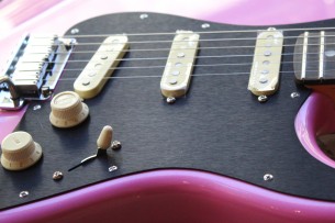 FENDER "American Ultra Stratocaster Bubble Gum Metallic w/Ebony Fingerboard & Anodized Black Pickguard "