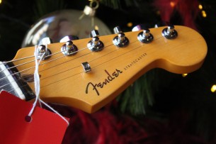 FENDER "American Ultra Stratocaster Bubble Gum Metallic w/Ebony Fingerboard & Anodized Black Pickguard "