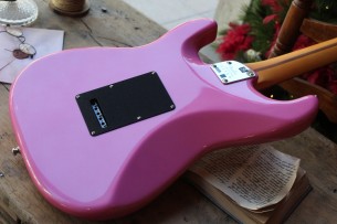 FENDER "American Ultra Stratocaster Bubble Gum Metallic w/Ebony Fingerboard & Anodized Black Pickguard "