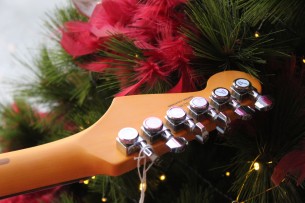 FENDER "American Ultra Stratocaster Bubble Gum Metallic w/Ebony Fingerboard & Anodized Black Pickguard "