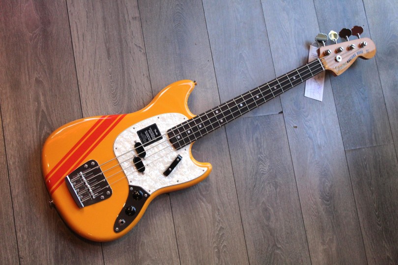 Fender "Vintera II '70s Competition Mustang Bass Competition Orange" GIGBAG, 3, 7 KG