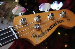 Fender "Vintera II '70s Competition Mustang Bass Competition Orange" GIGBAG, 3, 7 KG