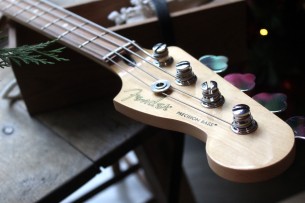 FENDER "Player Precision Bass,Candy Apple Red , Pau Ferro"