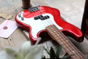 FENDER "Player Precision Bass,Candy Apple Red , Pau Ferro"