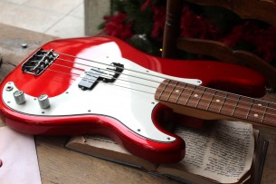 FENDER "Player Precision Bass,Candy Apple Red , Pau Ferro"