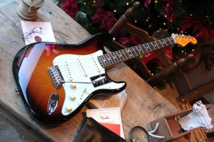FENDER "American Professional II Stratocaster, Rosewood Fingerboard, 3-Color Sunburst" HARDCASE, 3, 58 KG