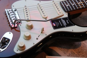 FENDER "American Professional II Stratocaster, Rosewood Fingerboard, 3-Color Sunburst" HARDCASE, 3, 58 KG