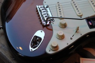 FENDER "American Professional II Stratocaster, Rosewood Fingerboard, 3-Color Sunburst" HARDCASE, 3, 58 KG