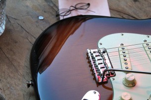 FENDER "American Professional II Stratocaster, Rosewood Fingerboard, 3-Color Sunburst" HARDCASE, 3, 58 KG
