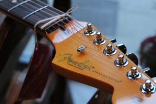 FENDER "American Professional II Stratocaster, Rosewood Fingerboard, 3-Color Sunburst" HARDCASE, 3, 58 KG