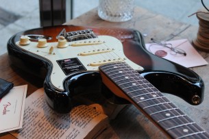 FENDER "American Professional II Stratocaster, Rosewood Fingerboard, 3-Color Sunburst" HARDCASE, 3, 58 KG