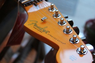 FENDER "American Professional II Stratocaster, Rosewood Fingerboard, 3-Color Sunburst" HARDCASE, 3, 58 KG