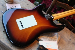 FENDER "American Professional II Stratocaster, Rosewood Fingerboard, 3-Color Sunburst" HARDCASE, 3, 58 KG
