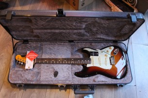 FENDER "American Professional II Stratocaster, Rosewood Fingerboard, 3-Color Sunburst" HARDCASE, 3, 58 KG