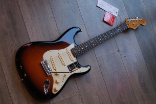 FENDER "American Professional II Stratocaster, Rosewood Fingerboard, 3-Color Sunburst" HARDCASE, 3, 58 KG