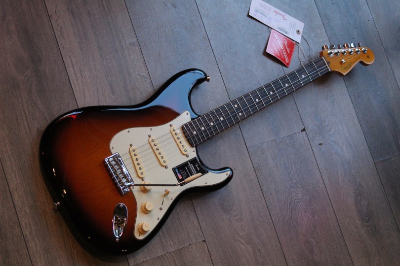 FENDER "American Professional II Stratocaster, Rosewood Fingerboard, 3-Color Sunburst" HARDCASE, 3, 58 KG