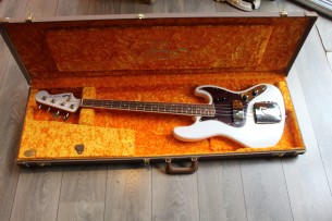 FENDER "60th Anniversary Jazz Bass Rosewood Fingerboard, Arctic Pearl" HARDCASE, 4. 44 KG