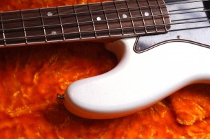 FENDER "60th Anniversary Jazz Bass Rosewood Fingerboard, Arctic Pearl" HARDCASE, 4. 44 KG