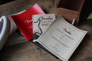 FENDER "60th Anniversary Jazz Bass Rosewood Fingerboard, Arctic Pearl" HARDCASE, 4. 44 KG