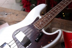 FENDER "60th Anniversary Jazz Bass Rosewood Fingerboard, Arctic Pearl" HARDCASE, 4. 44 KG