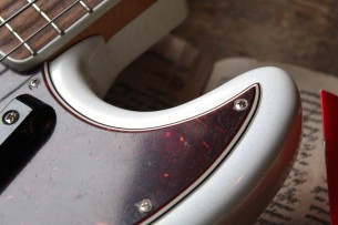 FENDER "60th Anniversary Jazz Bass Rosewood Fingerboard, Arctic Pearl" HARDCASE, 4. 44 KG