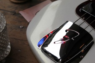 FENDER "60th Anniversary Jazz Bass Rosewood Fingerboard, Arctic Pearl" HARDCASE, 4. 44 KG