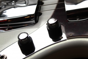 FENDER "60th Anniversary Jazz Bass Rosewood Fingerboard, Arctic Pearl" HARDCASE, 4. 44 KG