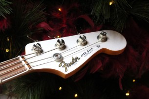 FENDER "60th Anniversary Jazz Bass Rosewood Fingerboard, Arctic Pearl" HARDCASE, 4. 44 KG