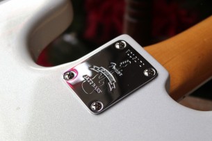 FENDER "60th Anniversary Jazz Bass Rosewood Fingerboard, Arctic Pearl" HARDCASE, 4. 44 KG