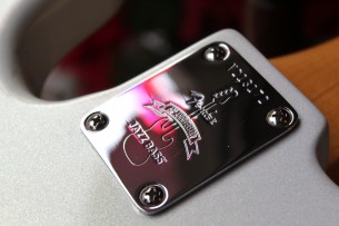 FENDER "60th Anniversary Jazz Bass Rosewood Fingerboard, Arctic Pearl" HARDCASE, 4. 44 KG