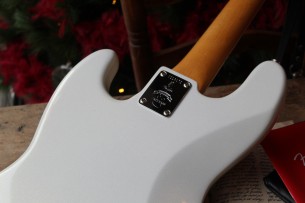 FENDER "60th Anniversary Jazz Bass Rosewood Fingerboard, Arctic Pearl" HARDCASE, 4. 44 KG