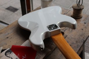 FENDER "60th Anniversary Jazz Bass Rosewood Fingerboard, Arctic Pearl" HARDCASE, 4. 44 KG