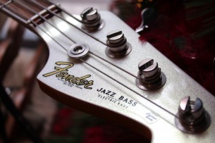 FENDER "60th Anniversary Jazz Bass Rosewood Fingerboard, Arctic Pearl" HARDCASE, 4. 44 KG