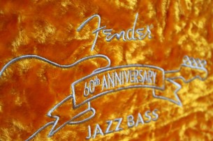 FENDER "60th Anniversary Jazz Bass Rosewood Fingerboard, Arctic Pearl" HARDCASE, 4. 44 KG