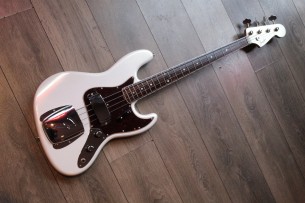 FENDER "60th Anniversary Jazz Bass Rosewood Fingerboard, Arctic Pearl" HARDCASE, 4. 44 KG