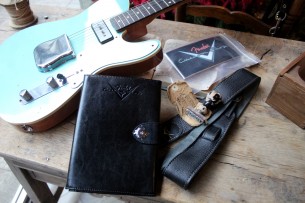 FENDER "Custom Shop P90 Mahogany Telecaster Journeyman Relic, Aged Teal Green Metallic" HARDCASE , PAPERS, 2, 95 KG