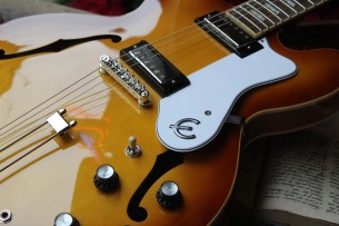 EPIPHONE "Riviera Frequensator Royal Tan"