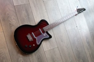 DANELECTRO "Baritone Dolphin Red Burst" 3, 11 KG