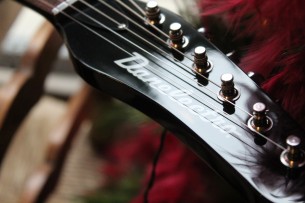 DANELECTRO "Baritone Dolphin Red Burst" 3, 11 KG