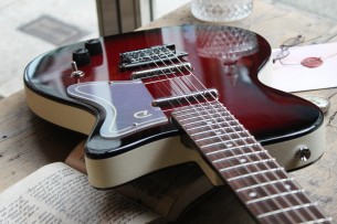 DANELECTRO "Baritone Dolphin Red Burst" 3, 11 KG