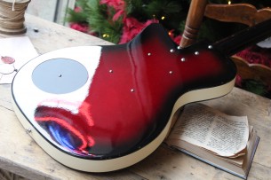 DANELECTRO "Baritone Dolphin Red Burst" 3, 11 KG