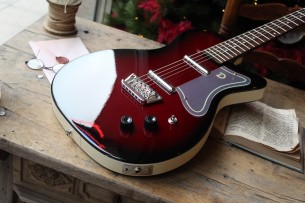 DANELECTRO "Baritone Dolphin Red Burst" 3, 11 KG