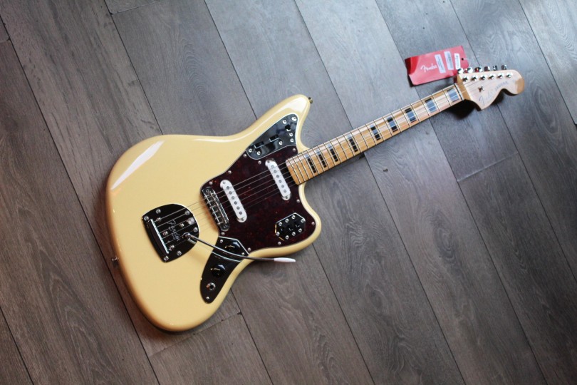 FENDER "Vintera II '70s Jaguar, Vintage White , Maple" GIGBAG, 3, 86 KG